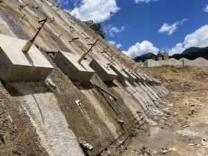 Talud con barras helicoidales